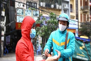 Các sàn thương mại điện tử gấp rút làm nhận diện cho shipper đi giao hàng