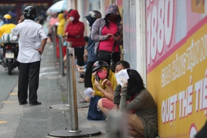 Siêu thị ở TP.HCM kẹt cứng vì dân đổ xô đi mua thực phẩm