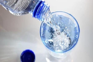 Vì sao uống nước là điều cần nhớ ở người nhiễm COVID-19?