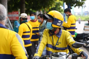 Chùm ảnh: Shipper người vui vẻ, người lo lắng khi phải trả phí xét nghiệm