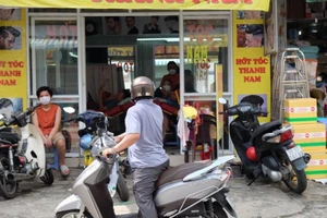 Tiệm cắt tóc mở lại khá đông khách nhưng giá không tăng