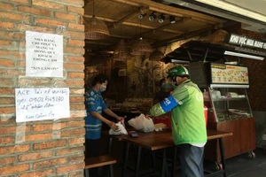 Cấm bán tại chỗ kéo dài, thương hiệu tên tuổi cũng 'ra đi'