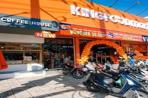 Mở cửa, The Coffee House sắm xe đẩy, mở kiosk bán cà phê