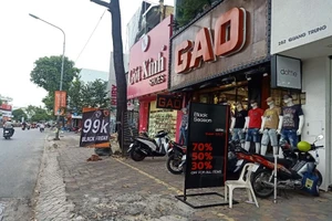 Giảm giá 70% nhân ngày BlackFriday, phố xá vẫn 'đói' khách