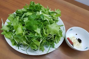 Ăn rau sống, trái cây... ở hàng quán có sợ bị nhiễm COVID-19?