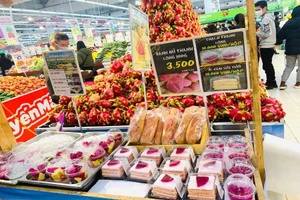 Bán mít, thanh long... giá siêu rẻ