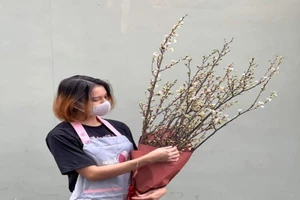 Hoa cắm cành độc, lạ hút khách TP.HCM