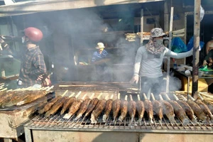 Ngày Thần tài: Cá lóc nướng tăng giá vẫn 'cháy hàng', có tiệm bán 3 tấn