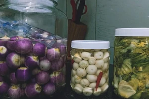 Tranh cãi về tác dụng của món cà pháo muối