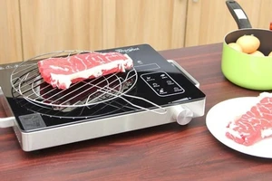 Nướng đồ ăn trong lò vi sóng, bếp điện từ, an toàn hay không?