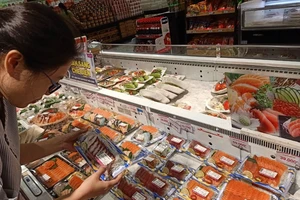 Cá hồi tăng giá kỷ lục, người dân ngại chi tiền mua