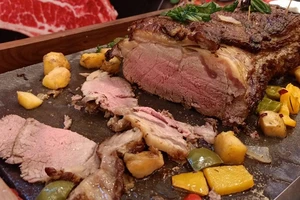 Ăn thịt nấu chưa chín kỹ có thể mắc bệnh đậu mùa khỉ