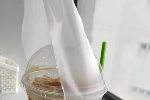 Mua cà phê mang đi, ống hút treo ở ngoài không vỏ bọc thì uống vào có bị bệnh?