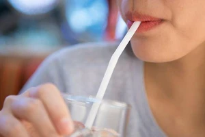 Uống nước bằng ống hút sẽ khiến bạn nhanh già hơn