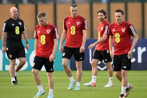 Cách chống say nắng khi xem bóng đá dưới trời nóng bức ở Qatar