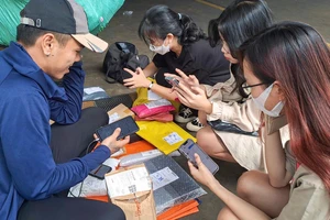 Chợ mạng giảm giá 90%, tặng iphone 14 'dụ' khách mua hàng 