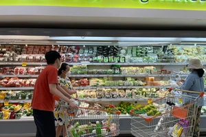 Hàng hóa nhấp nhổm tăng giá vì tết và thuế VAT