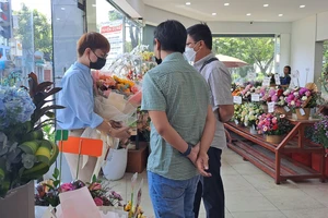 Hoa hồng ngày 8-3 nhiều nhưng giá vẫn tăng