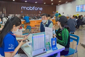 Bị khóa một chiều, nhiều người tất bật đi mở khóa sim