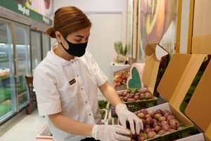 Mận Ruby Việt Nam sang Hong Kong có giá 400.000 đồng một kg