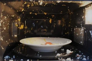 Nấu ăn theo mẹo TikTok, một người phụ nữ bị bỏng nửa mặt