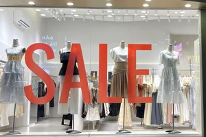Cửa hàng thời trang 'khát' người mua 