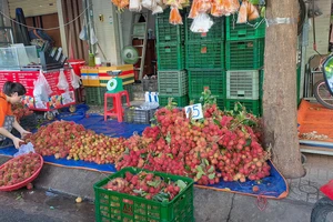 Tết Đoan ngọ: Hoa quả rẻ, bánh ú lá tre tràn chợ 