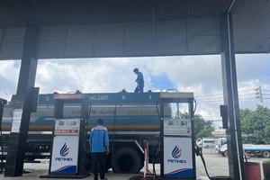 Một cây xăng tại TP.HCM bị tước giấy chứng nhận cửa hàng đủ điều kiện bán lẻ xăng dầu