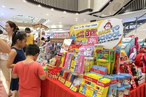 Nhộn nhịp các mặt hàng phục vụ năm học mới