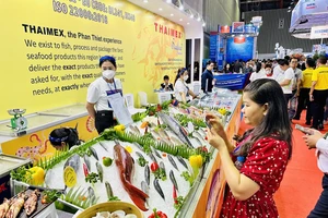 Tôm sú khổng lồ hút khách tại hội chợ thủy sản ở TP.HCM