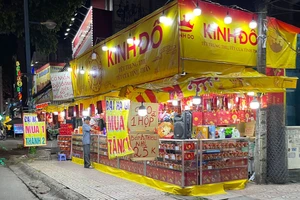 Người bán bánh trung thu tung chiêu tặng quà độc lạ