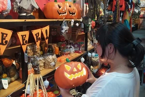 Áo choàng, mặt nạ kỳ dị, bắp ngô... bán chạy dịp lễ Halloween
