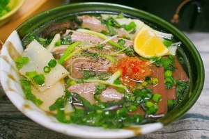 Vắt chanh vào bún, phở khi nóng là gây mất vitamin C?