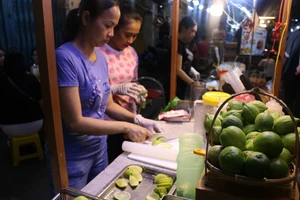 Trà chanh giã tay gây bão trên mạng, giới trẻ xếp hàng dài chờ mua 