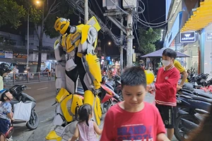 Black Friday: Nơi dùng robot, nơi tặng lẩu 0 đồng để hút khách 