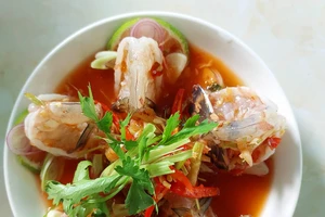 Vắt chanh vào hàu sống, tôm sống để mong diệt vi khuẩn?