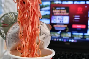 Mì tôm thanh long 'bão đơn' nhờ bài hát độc lạ