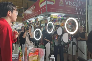 Livestream bán hàng, tiểu thương chợ bến Thành thu về 4,2 tỉ đồng