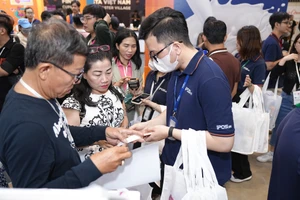 Người dùng Việt ngày càng để ít tiền mặt trong ví