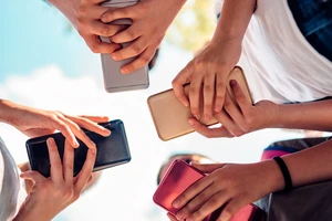 Một TikToker bị khóa kênh 5 triệu người theo dõi vì... thiếu tế nhị với trẻ em