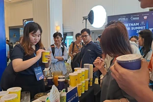 Thấy gì từ động thái mới của chuỗi cà phê The Coffee House, Starbucks?