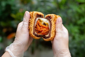 Độc lạ bánh trung thu nặng nửa ký nhưng chỉ giá vài chục ngàn đồng