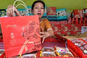 Bỏ túi chục tỉ đồng nhờ bán bánh trung thu online 