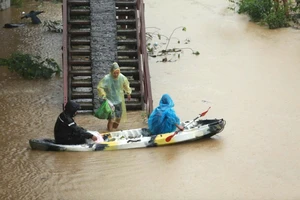 Mưa lũ kéo dài, làm sao để tránh ngộ độc thực phẩm?