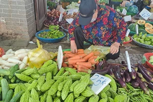 Bà nội trợ méo mặt vì thịt, cá, dầu ăn... rủ nhau tăng giá