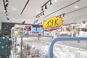 Bùng nổ bán hàng đồng giá, có khi chỉ 9.000 đồng kèm khuyến mãi 