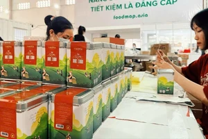 Giỏ quà Tết 'siêu tiết kiệm' lên ngôi, bánh tét lốc xoáy sang Mỹ