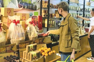 Thịt heo đen, sáp ong, rau thơm... đua nhau 'lên kệ' mùa Tết 