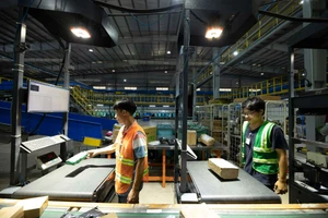 Thu thuế tự động hàng nhập khẩu giá trị nhỏ: Hàng giá rẻ bất thường hết đất sống? 