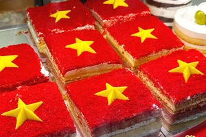 Hàng quán đua nhau bán bánh, ly nước in hình cờ đỏ sao vàng dịp Lễ 2-9